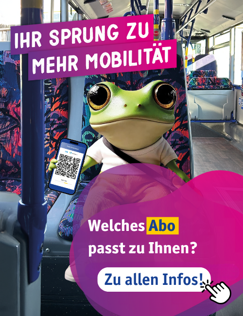 Ein Frosch sitzt in einem öffentlichen Bus. Es trägt eine schwarze Umhängetasche und hält ein Smartphone mit einem QR-Code in der Hand. Über dem Frosch hängt ein Schild mit der Aufschrift: „IHR SPRUNG ZU MEHR MOBILITÄT“. Unten im Bild befindet sich eine lilafarbene Sprechblase mit der Frage: „Welches Abo passt zu Ihnen?“ Das Wort „Abo“ ist gelb hervorgehoben. Darunter befindet sich ein weißer Button mit dem Text „Zu allen Infos!“, begleitet von einer Hand-Icon, die darauf zeigt. Der Hintergrund zeigt die bunte Sitzpolsterung und Haltestangen des Busses.